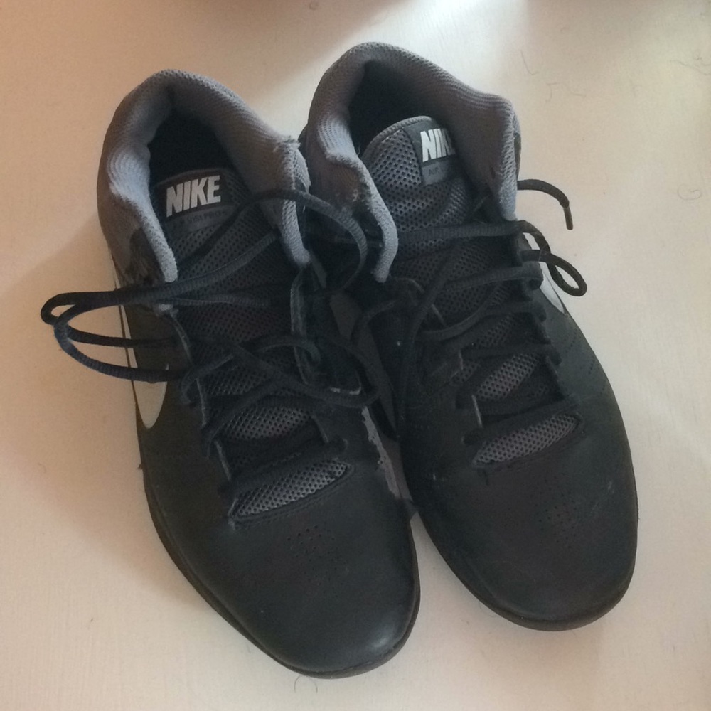 Women’s black basketball shoes